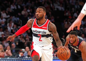 Washington Wizards guard John Wall drives to the basket against the Knicks.