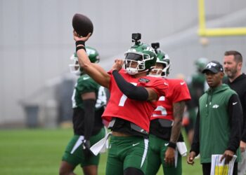 Jets quarterback Justin Fields throwing a football at practice.
