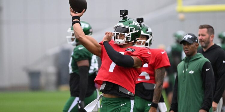 Jets quarterback Justin Fields throwing a football at practice.