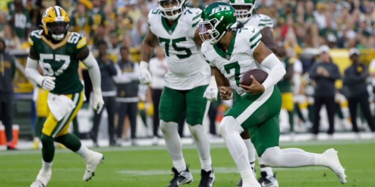 Justin Fields rushes for touchdown in first drive as Jets quarterback