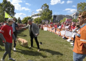 Kirk Herbstreit's dog, Peter, pooped during the kicking contest on Saturday's "College GameDay."