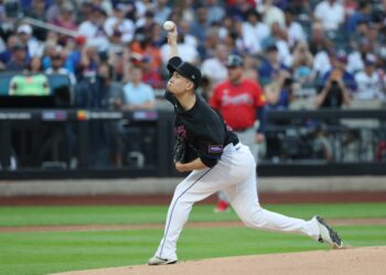Kodai Senga delivers a pitch against the Braves on Thursday.