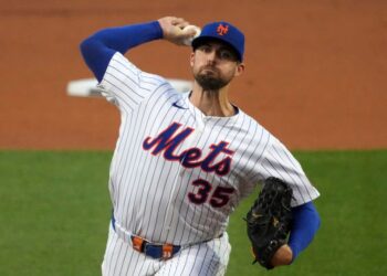 New York Mets pitcher throwing a baseball.
