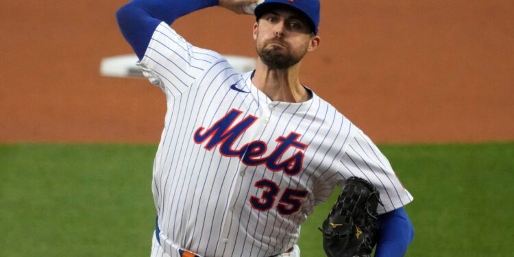 New York Mets pitcher throwing a baseball.
