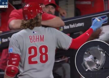 Mets-Phillies game delayed by outfield microphone complaint