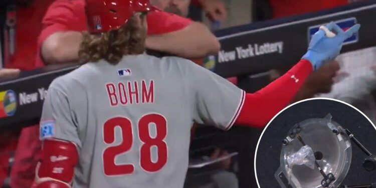 Mets-Phillies game delayed by outfield microphone complaint