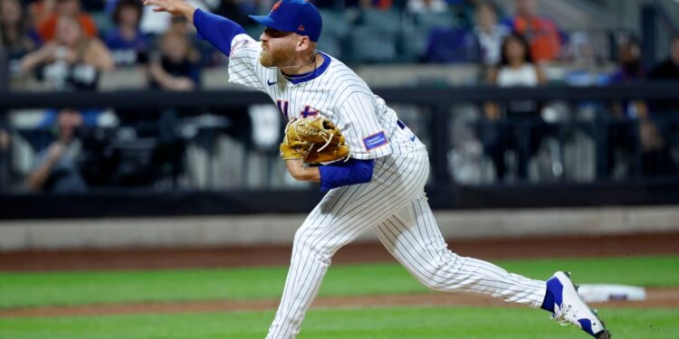 New York Mets pitcher Reed Garrett #75 throwing a pitch.
