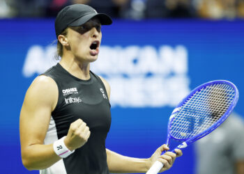 No. 2 Iga Swiatek shakes off rough start to make US Open Round of 16