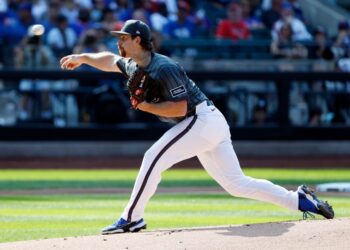 Nolan McLean pitches during his MLB debut on Aug. 16, 2025.