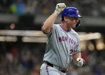 Pete Alonso gestures as he rounds the bases after tying Darryl Strawberry with his 252nd home run with the Mets on Aug. 9, 2025.