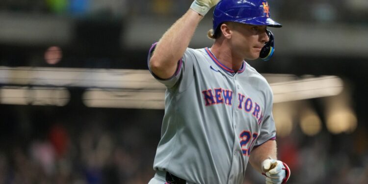 Pete Alonso gestures as he rounds the bases after tying Darryl Strawberry with his 252nd home run with the Mets on Aug. 9, 2025.