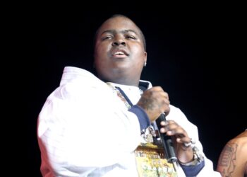 Sean Kingston holding a microphone.