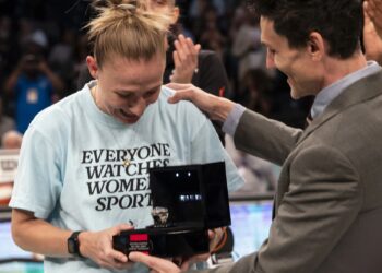 Sky's Courtney Vandersloot Liberty receives her championship ring
