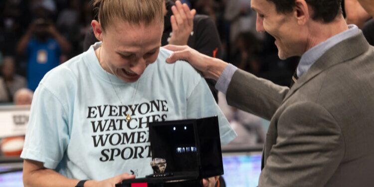 Sky's Courtney Vandersloot Liberty receives her championship ring