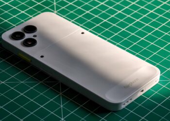 Photo of the Fairphone 6 lying on a green cutting mat