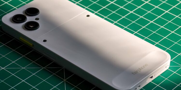 Photo of the Fairphone 6 lying on a green cutting mat