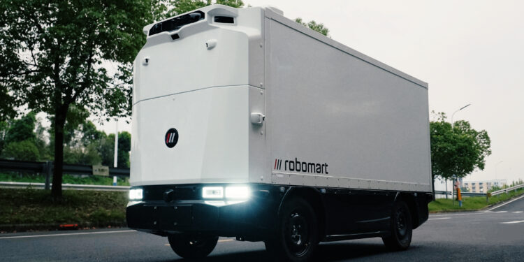 photo of Robomart RM5 vehicle