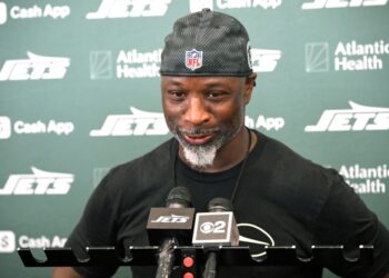 Jets coach Aaron Glenn at a press conference.