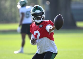 07/25/25 - Jets quarterback Tyrod Taylor (2) pitches the ball during practice at training camp in Florham Park, NJ.