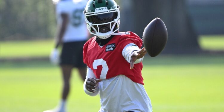 07/25/25 - Jets quarterback Tyrod Taylor (2) pitches the ball during practice at training camp in Florham Park, NJ.