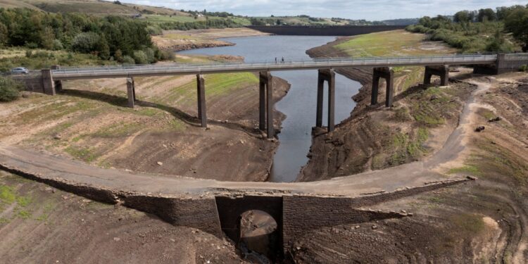 UK government suggests deleting files to save water