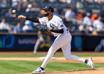 Yankees pitcher Devin Williams (38) throws a pitch in the 6th inning against the Houston Astros at Yankee Stadium, Sunday, Aug. 10, 2025, in Bronx, NY.