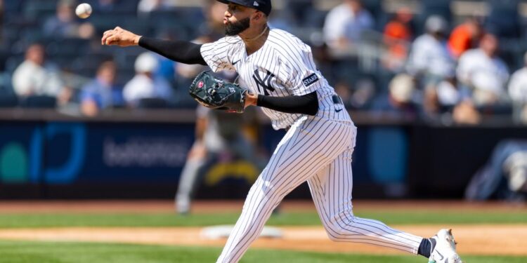 Yankees pitcher Devin Williams (38) throws a pitch in the 6th inning against the Houston Astros at Yankee Stadium, Sunday, Aug. 10, 2025, in Bronx, NY.