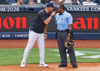 Aaron Boone (L.) argues with umpire Jesus, Ramon during the Yankees-Orioles game on Sept. 27, 2025.