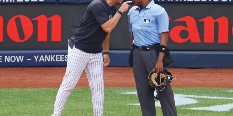 Aaron Boone (L.) argues with umpire Jesus, Ramon during the Yankees-Orioles game on Sept. 27, 2025.