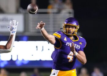 East Carolina Pirates quarterback Katin Houser (4) throws the ball against the Brigham Young Cougars.