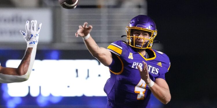 East Carolina Pirates quarterback Katin Houser (4) throws the ball against the Brigham Young Cougars.