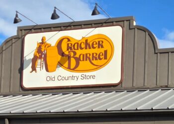 Cracker Barrel Old Country Store sign.