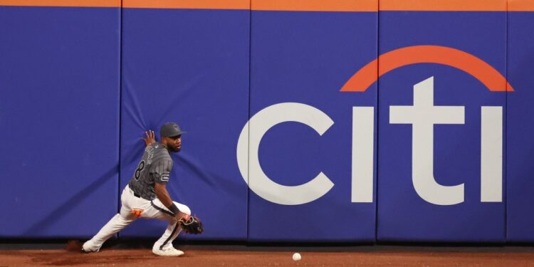 Cedric Mullins misplays a fly ball during the Mets-Marlins game on Sept. 20, 2025.