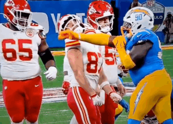 Screenshot of a football game showing players in a confrontation.