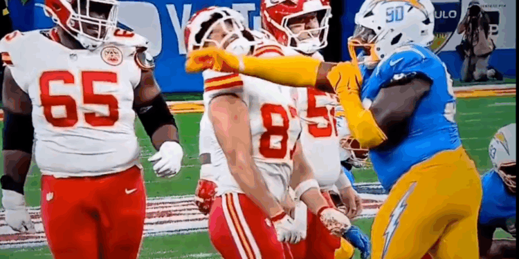 Screenshot of a football game showing players in a confrontation.