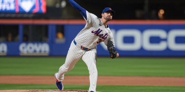New York Mets pitcher Clay Holmes pitching a baseball.