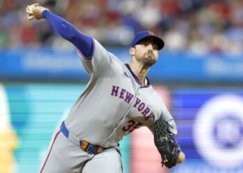 Clay Holmes will start in the Mets' near must-win game Saturday against the Marlins.