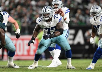 Dallas Cowboys guard Tyler Smith (73) prepares to block during the second half of an NFL football game against the Philadelphia Eagles, Thursday, Sept. 4, 2025, in Philadelphia.