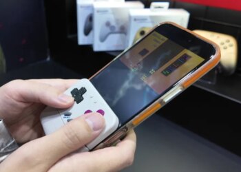 GameSir’s clip-on controller turns smartphones into Game Boys