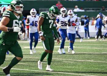 Justin Fields reacts during the Jets-Bills game on Sept. 14, 2025.