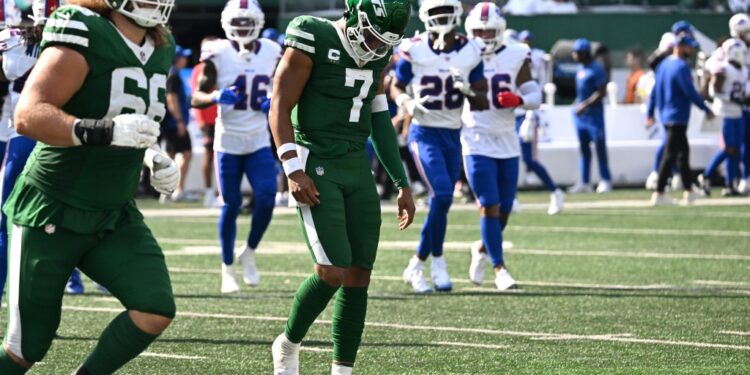 Justin Fields reacts during the Jets-Bills game on Sept. 14, 2025.