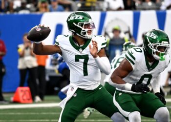 Jets quarterback Justin Fields throwing a football.