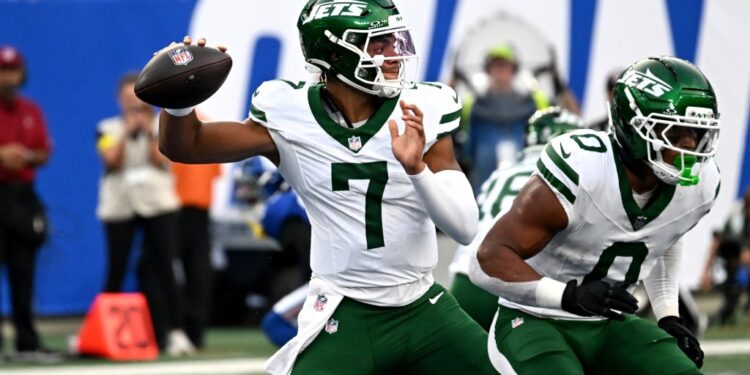 Jets quarterback Justin Fields throwing a football.