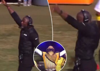 Jets' Aaron Glenn reacts after sideline celebration dance goes viral with Earth, Wind & Fire mash-ups