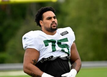 ets guard Alijah Vera-Tucker (75) during practice in Florham Park, NJ.