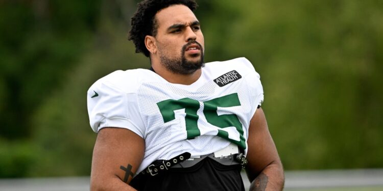 ets guard Alijah Vera-Tucker (75) during practice in Florham Park, NJ.