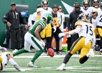 Jets wide receiver Xavier Gipson (3) fumbled the ball in the team's season-opening loss to the Steelers on Sept. 7, 2025.