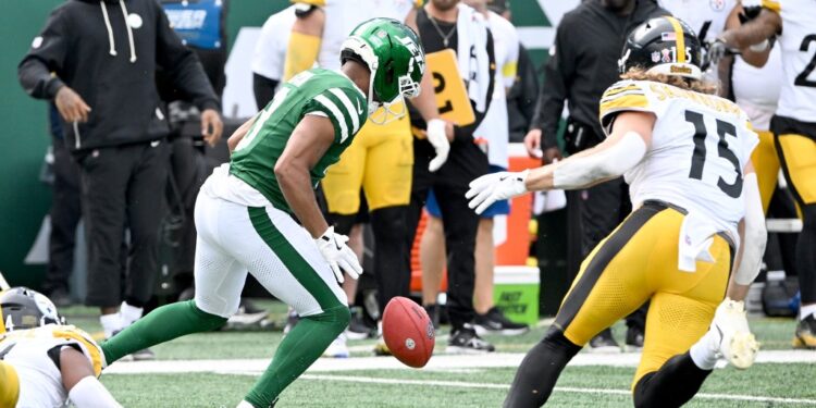 Jets wide receiver Xavier Gipson (3) fumbled the ball in the team's season-opening loss to the Steelers on Sept. 7, 2025.