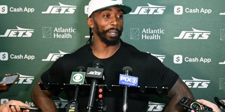 Tyrod Taylor speaks to the media after Jets practice on Sept. 17, 2025.