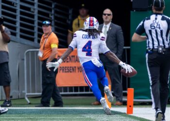 James Cook scores a touchdown during the Bills-Jets game on Sept. 14, 2025.